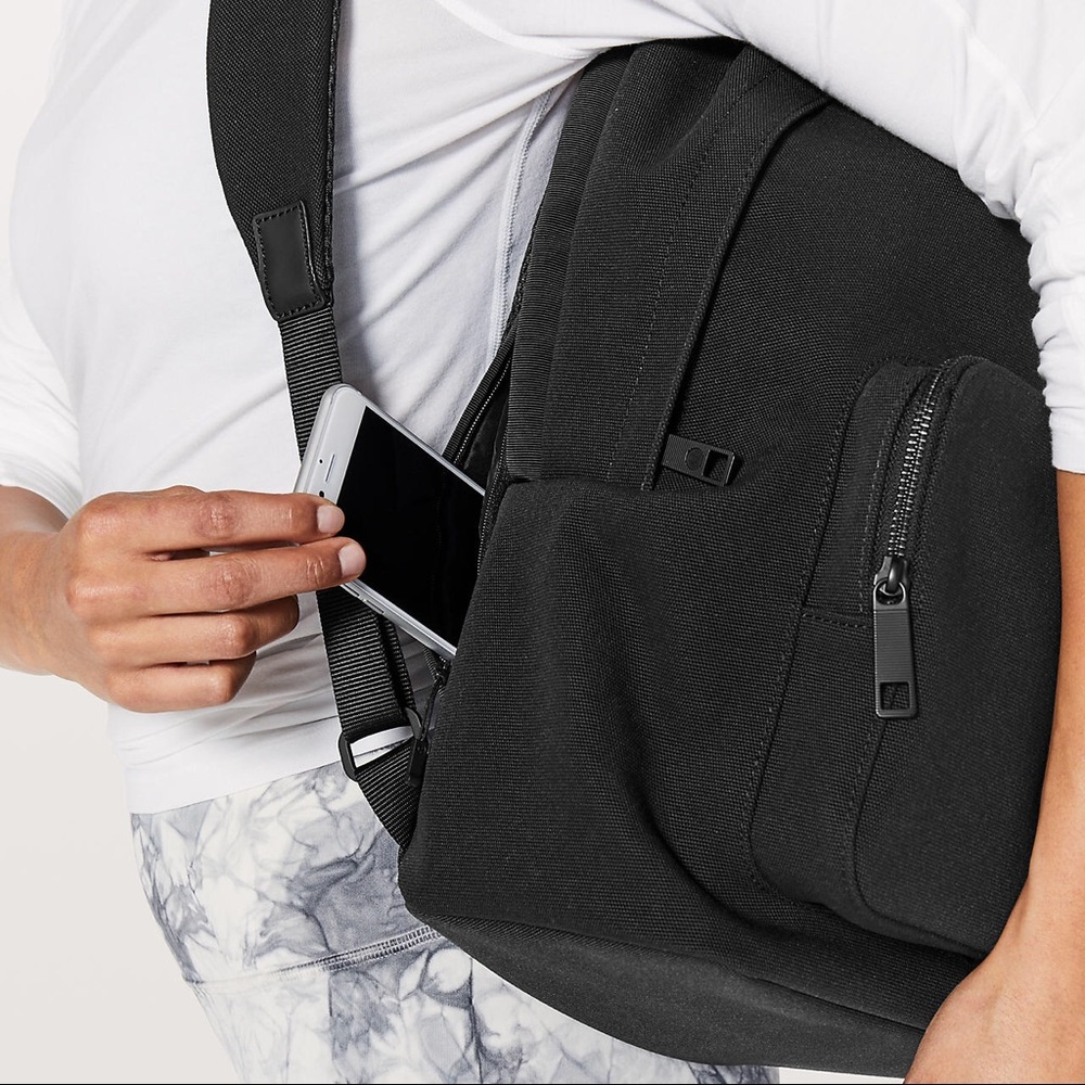 Lululemon everywhere backpack 17L $128 - Picture 7 of 8
